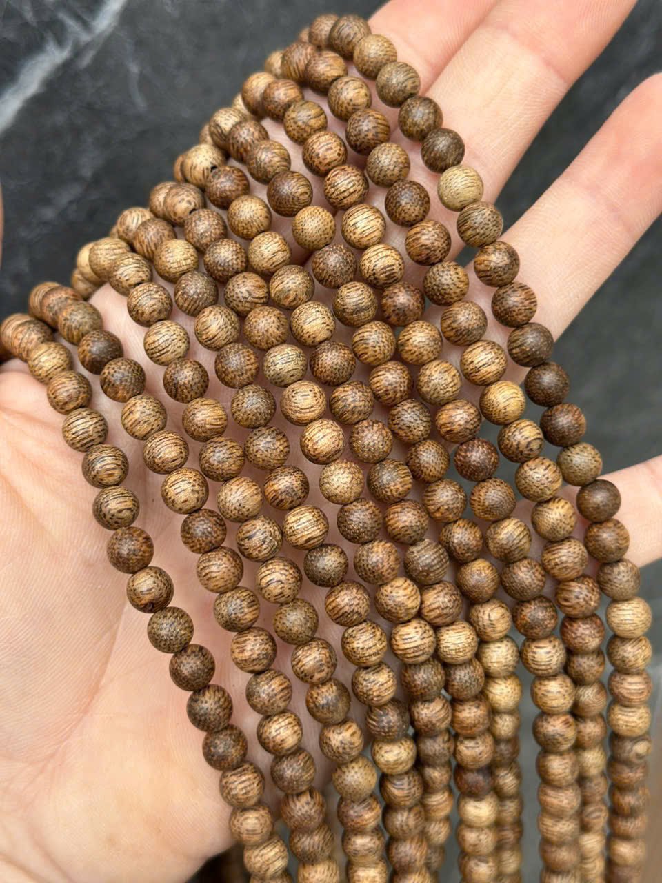 Vòng tay gỗ Kiến Rừng Việt size 6li mùi thơm tự nhiên mạnh rõ