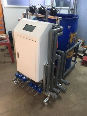 ハイテク農業用自動肥料混合システム「HiDOSING」。