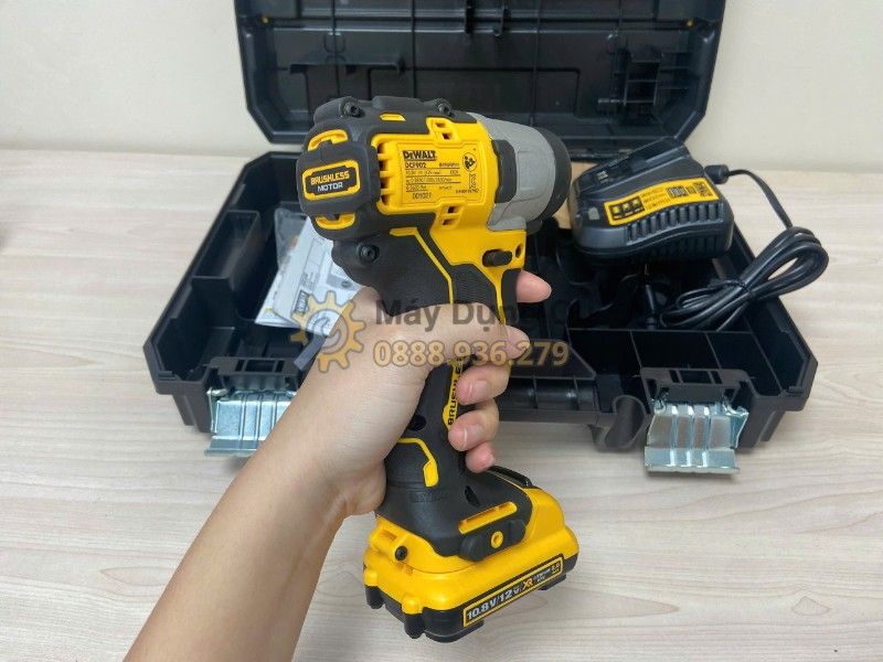  MÁY SIẾT BULONG DÙNG PIN DEWALT DCF902D2-KR (12V) - NHỎ GỌN, LỰC SIẾT TỐT CHO GARA VÀ BẢO TRÌ 