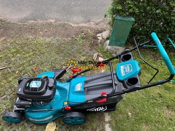 Máy cắt cỏ dùng xăng Total TGT196202 nhìn toàn bộ từ bên trái