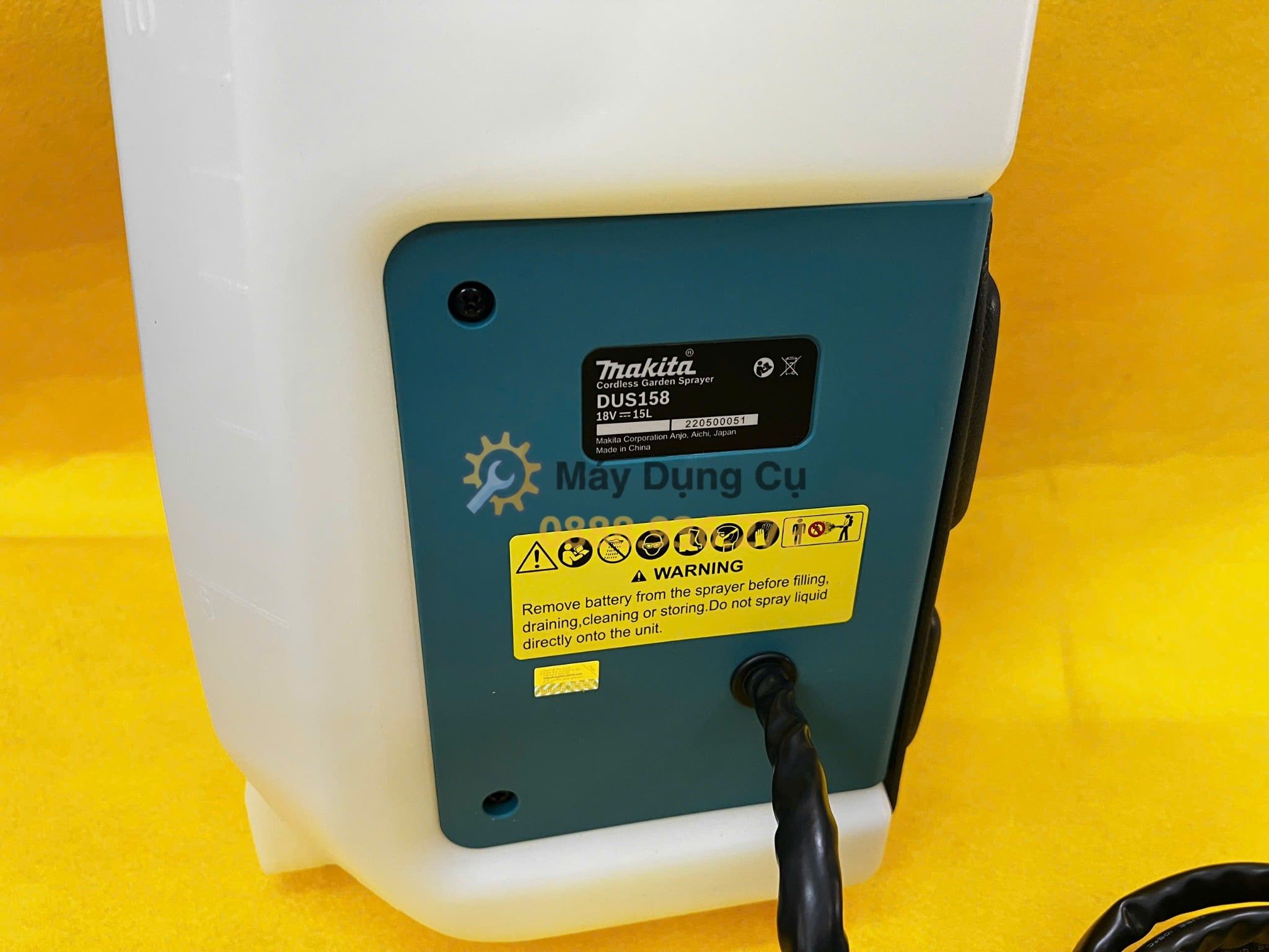  15L Máy Phun Thuốc Dùng Pin 18V Makita DUS158Z (chưa Pin & Sạc) 
