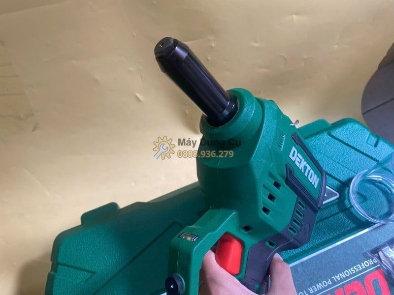  Máy rút rive dùng pin 21v Dekton M21-RVG64BL (Chưa Pin & Sạc) 