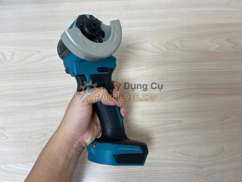  Máy Cắt Cầm Tay Dùng Pin 18V Makita DMC300Z 76mm Chính Hãng – Bộ 2 Pin 5.0Ah, 1 Sạc 
