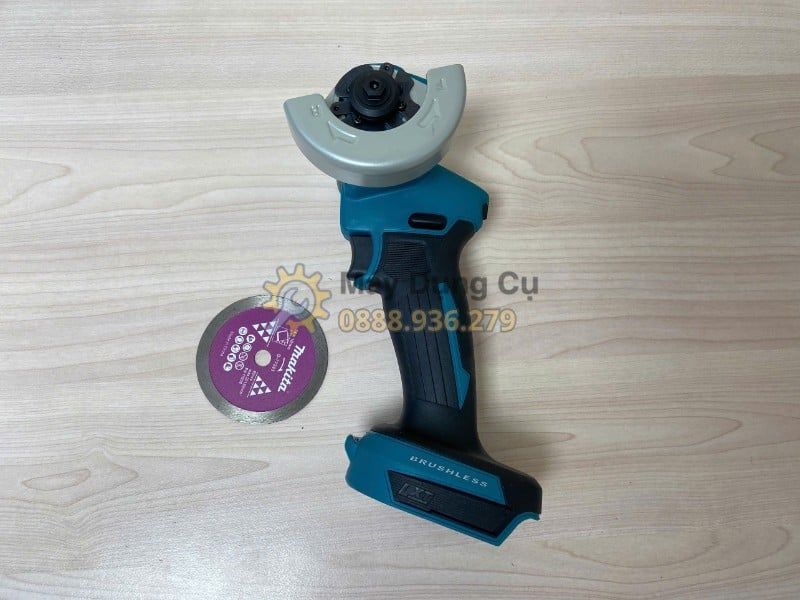  Máy Cắt Cầm Tay Dùng Pin 18V Makita DMC300Z 76mm Chính Hãng – Bộ 2 Pin 5.0Ah, 1 Sạc 