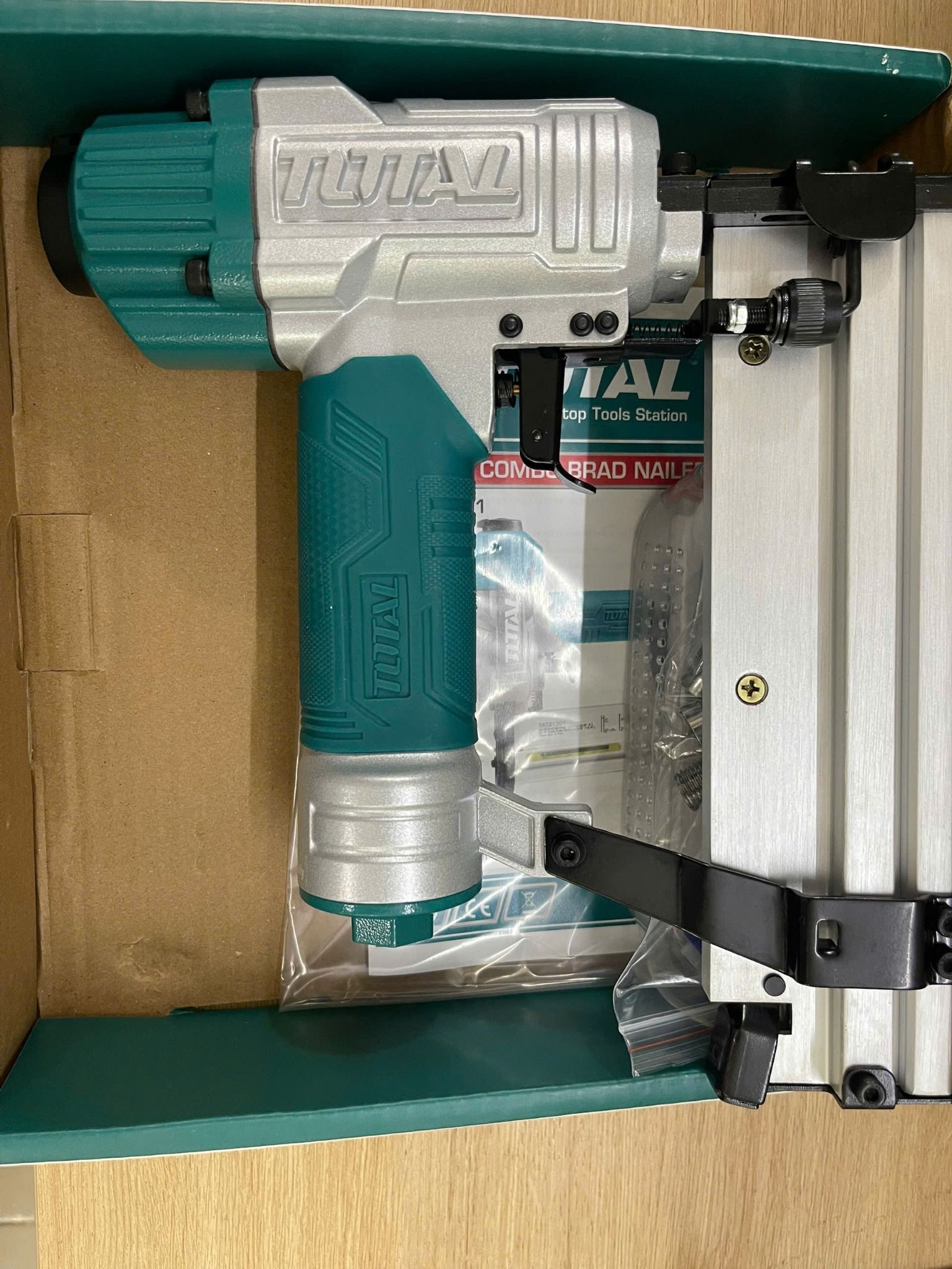  Súng bắn đinh thẳng và đinh U dùng khí nén TOTAL TAT81501 