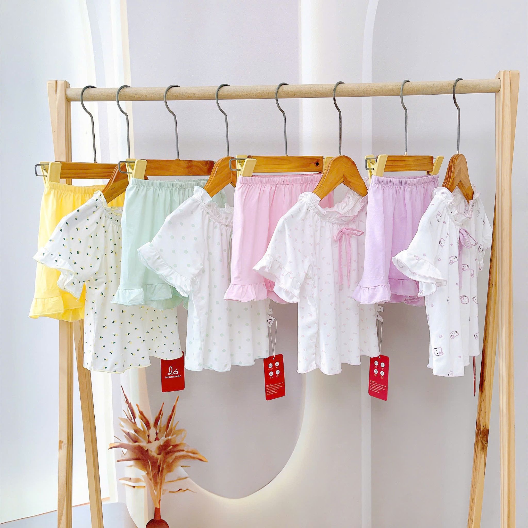  Bộ đùi bé gái sợi sồi Modal Lá Homewear MOD8, đồ bộ cộc tay mềm mát babydoll hoa nhí 
