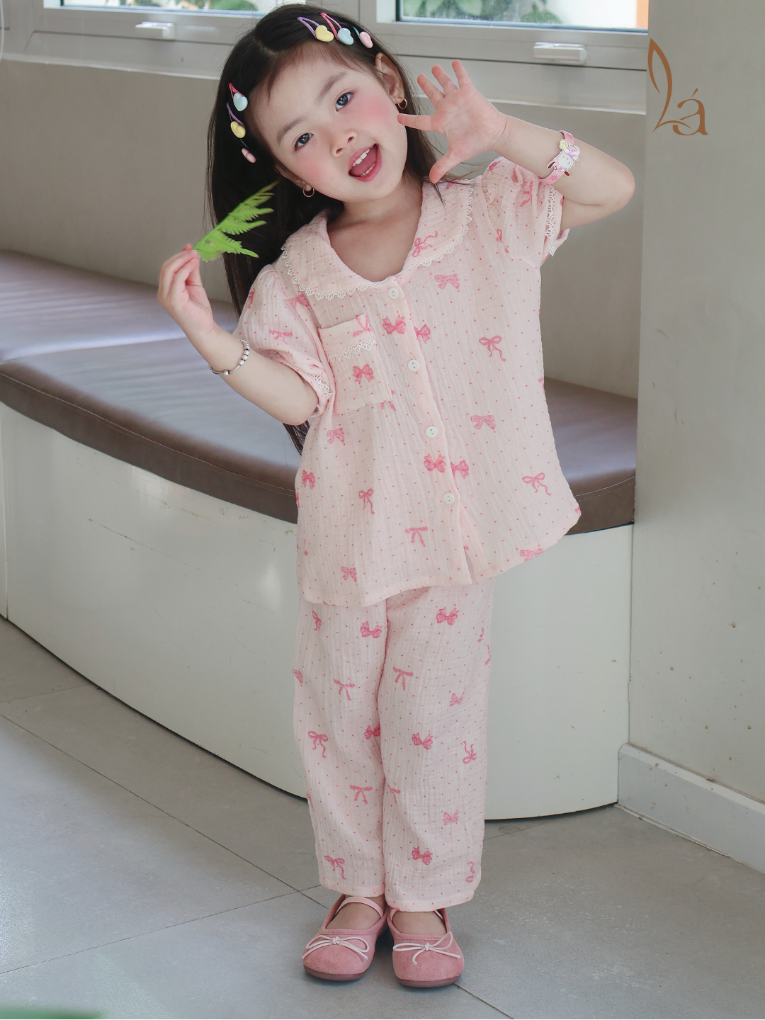  Đồ ngủ cho bé gái tay ngắn quần dài xô muslin Lá Homewear A319, pijama cổ sen viền ren hoa nhí xinh 