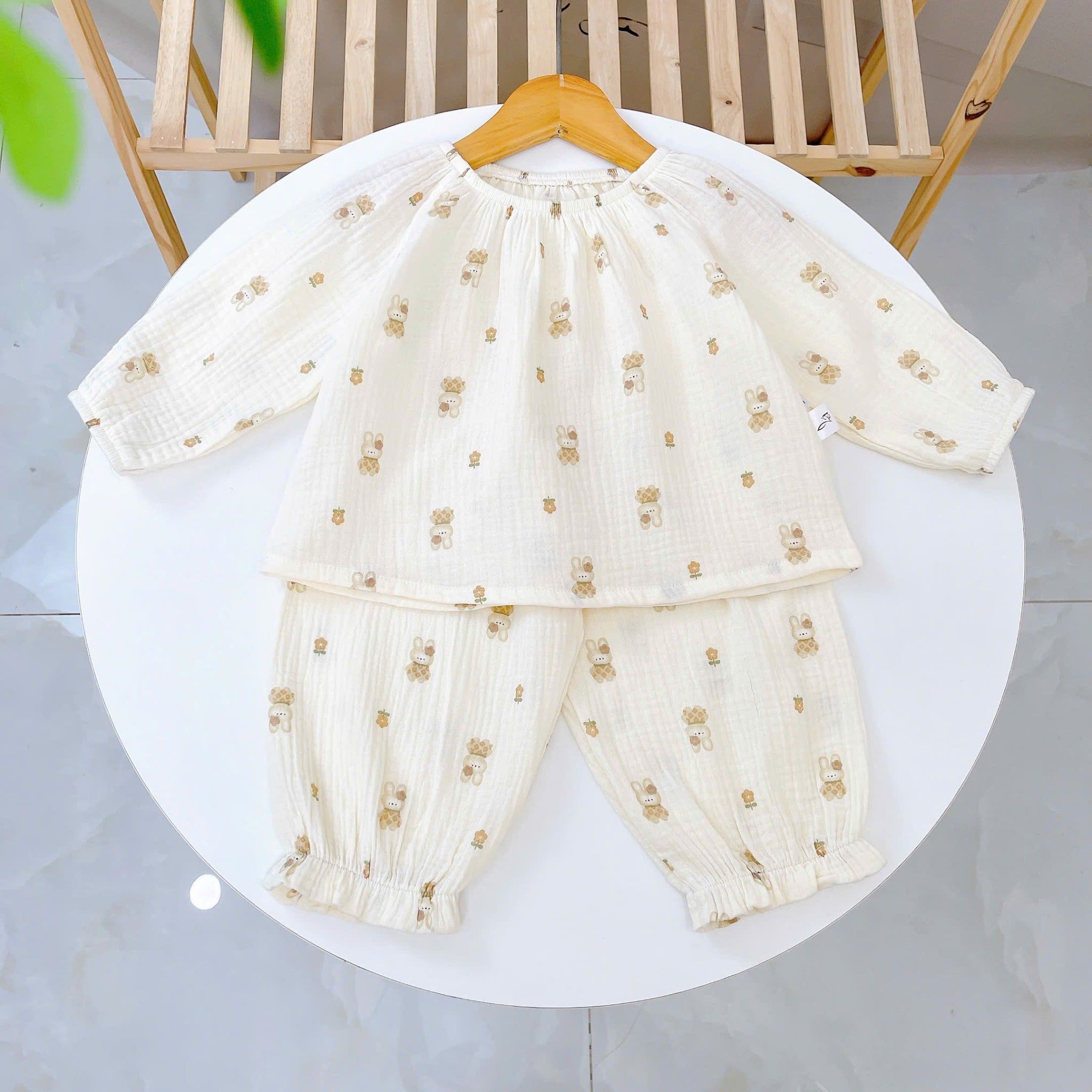  Pijama cho bé gái Lá Homewear A299 xô muslin nhẹ mát, đồ bộ dài tay cho bé cổ chun đính nơ xinh xắn 