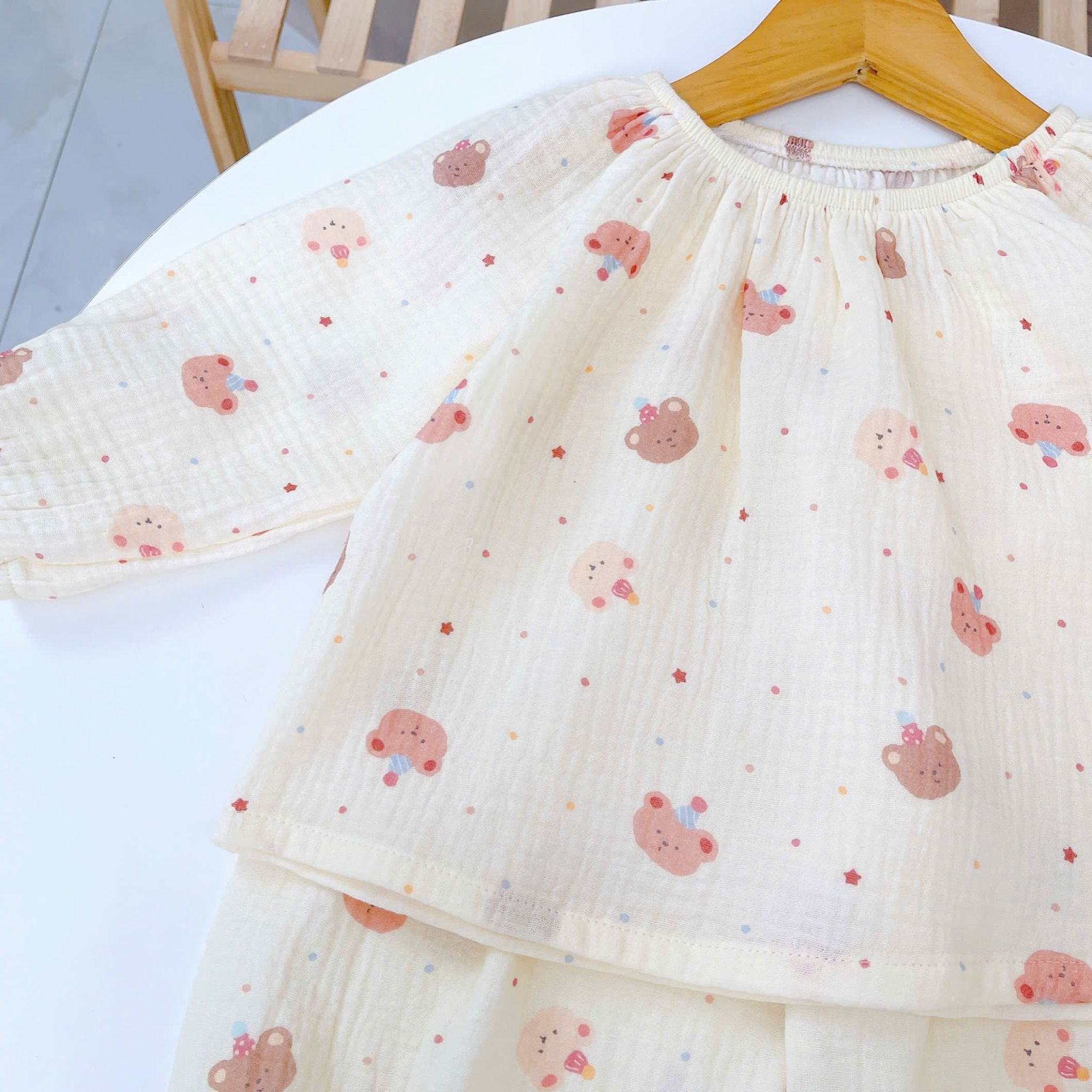  Pijama cho bé gái Lá Homewear A299 xô muslin nhẹ mát, đồ bộ dài tay cho bé cổ chun đính nơ xinh xắn 