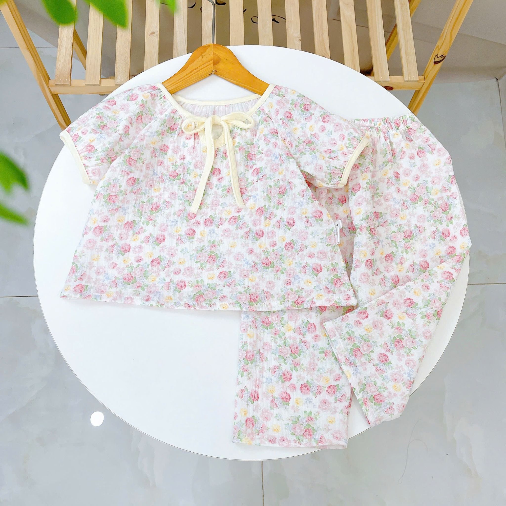  Bộ tay ngắn quần dài bé gái xô muslin Lá Homewear A280, đồ ngủ cộc tay cho bé hoa nhí 