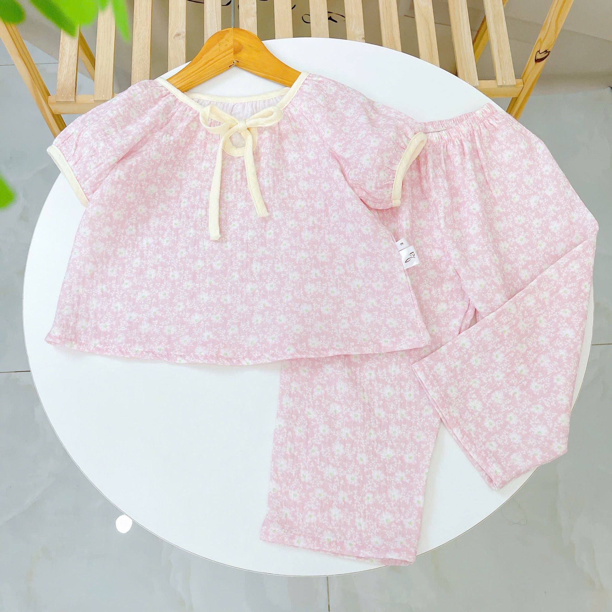  Bộ tay ngắn quần dài bé gái xô muslin Lá Homewear A280, đồ ngủ cộc tay cho bé hoa nhí 