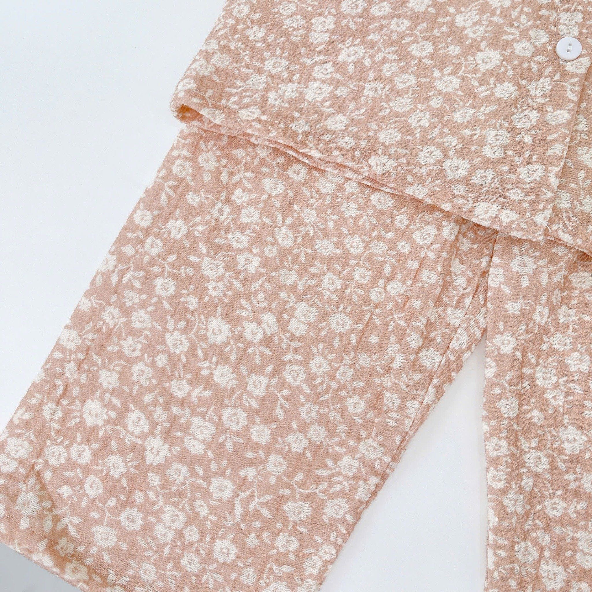  Đồ ngủ cho bé gái tay ngắn quần dài xô muslin Lá Homewear A319, pijama cổ sen viền ren hoa nhí xinh 