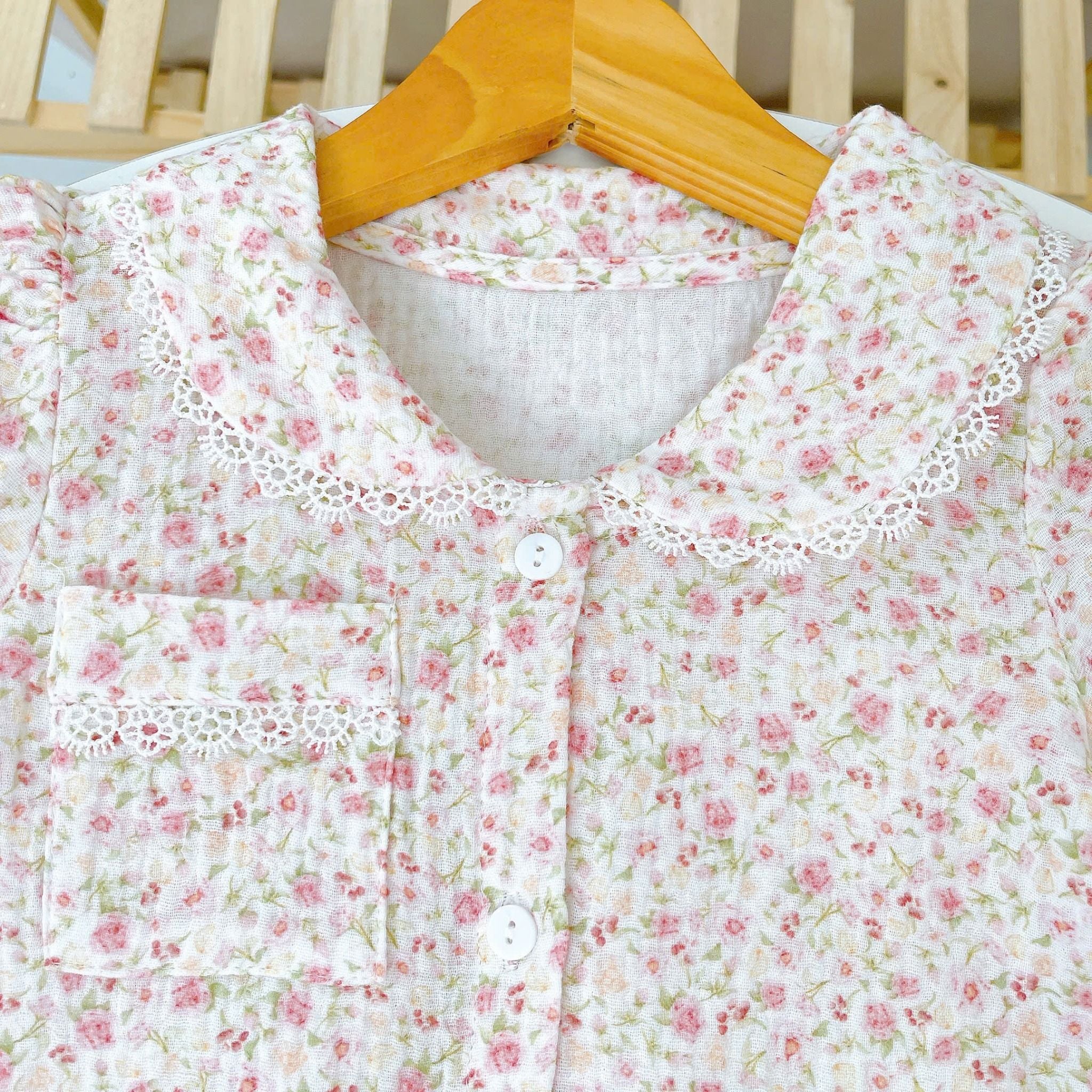  Đồ ngủ cho bé gái tay ngắn quần dài xô muslin Lá Homewear A319, pijama cổ sen viền ren hoa nhí xinh 