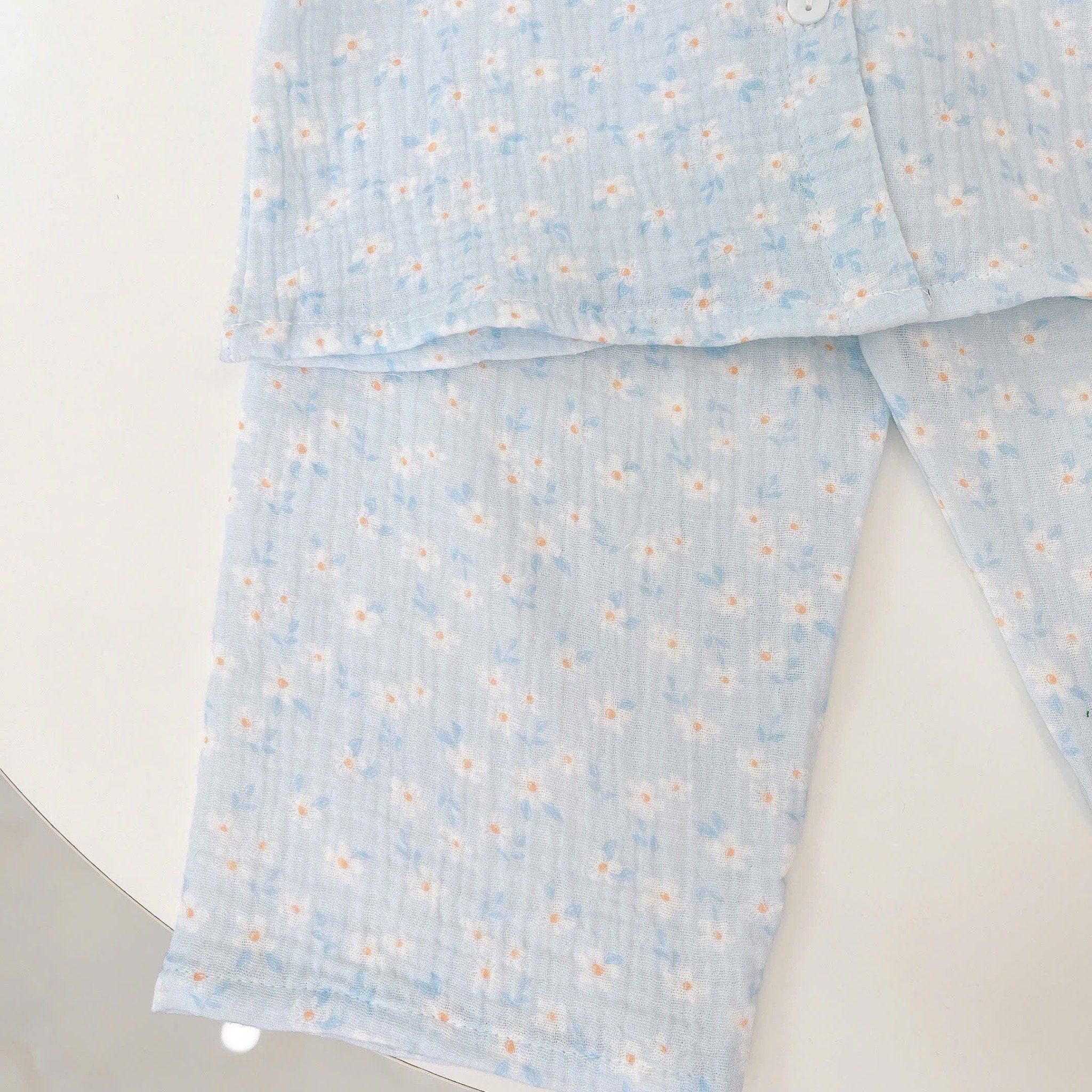  Đồ ngủ cho bé gái tay ngắn quần dài xô muslin Lá Homewear A319, pijama cổ sen viền ren hoa nhí xinh 