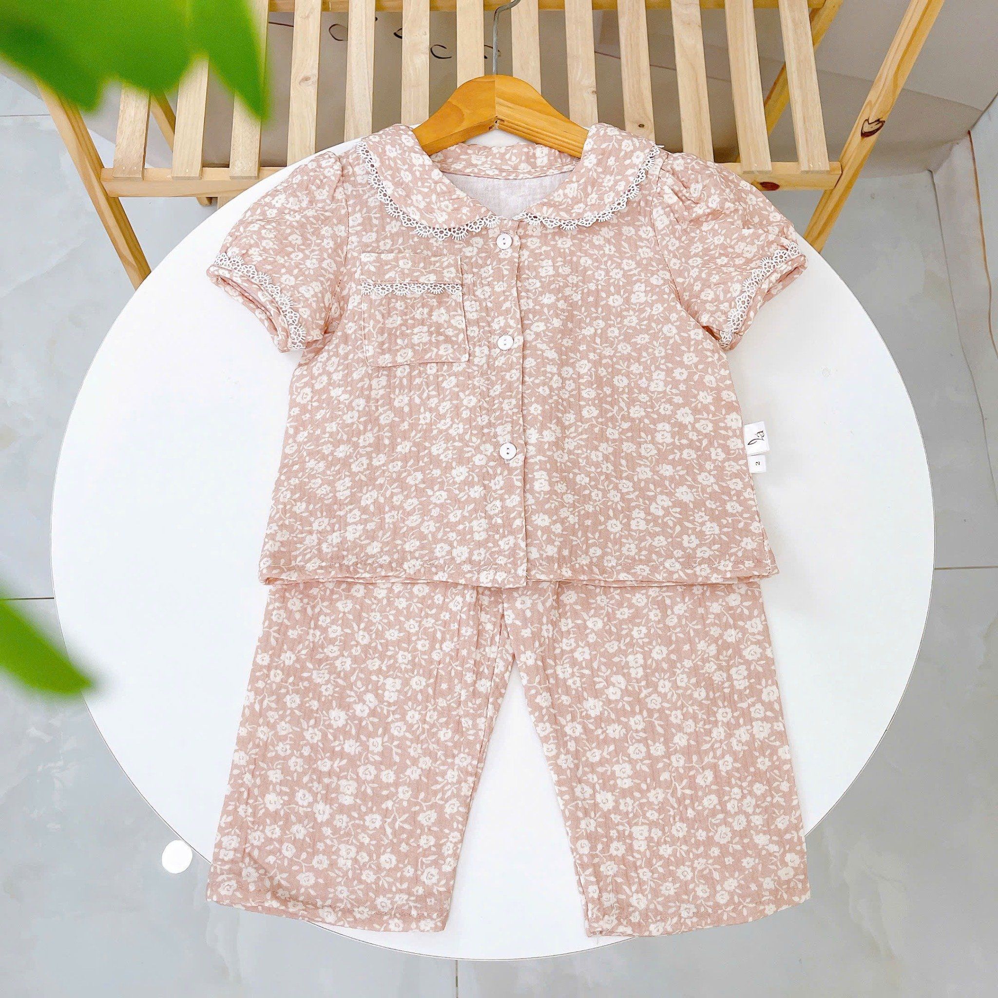  Đồ ngủ cho bé gái tay ngắn quần dài xô muslin Lá Homewear A319, pijama cổ sen viền ren hoa nhí xinh 