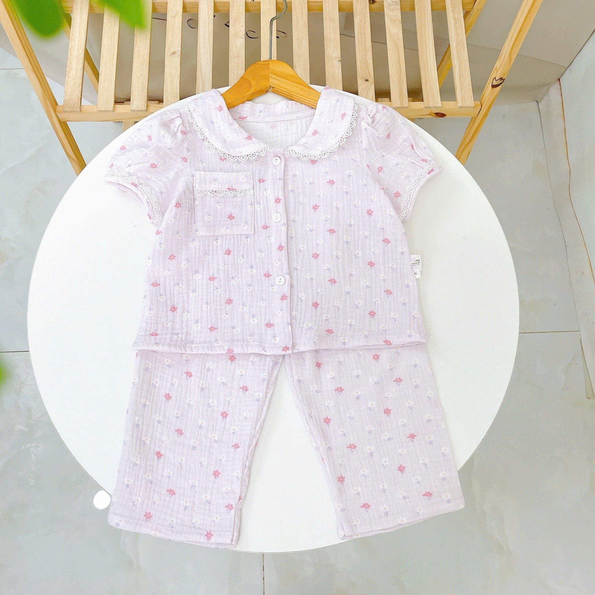  Đồ ngủ cho bé gái tay ngắn quần dài xô muslin Lá Homewear A319, pijama cổ sen viền ren hoa nhí xinh 