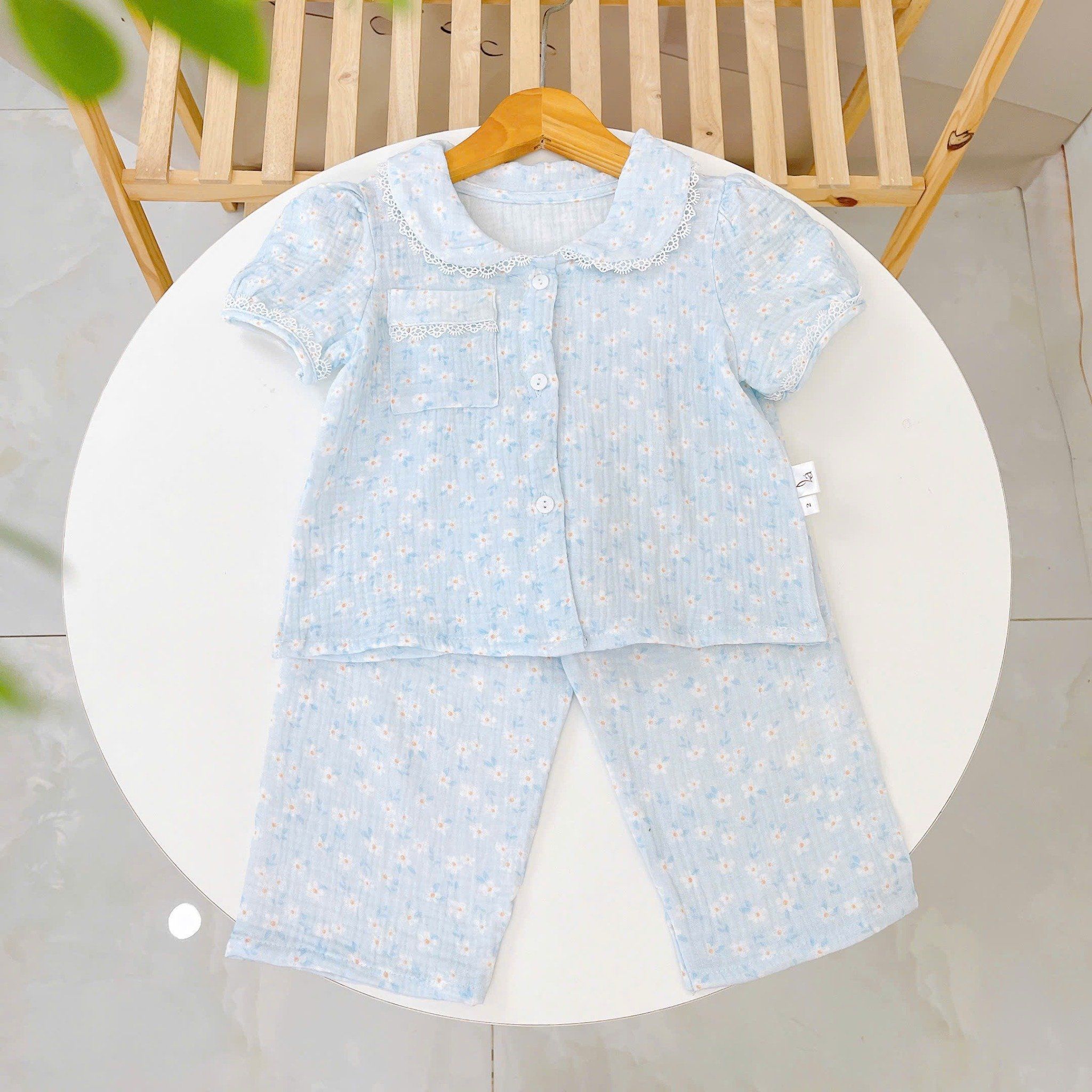  Đồ ngủ cho bé gái tay ngắn quần dài xô muslin Lá Homewear A319, pijama cổ sen viền ren hoa nhí xinh 