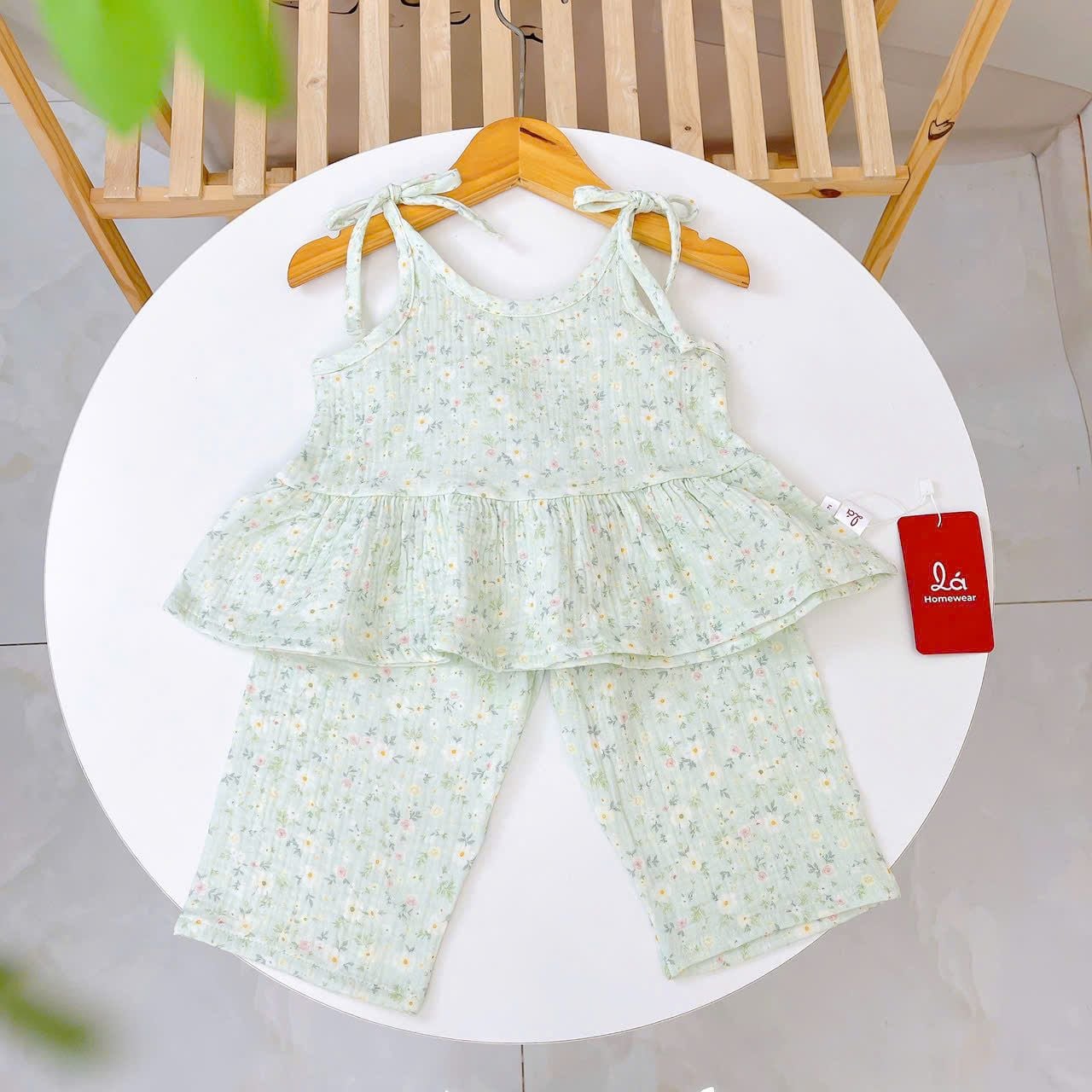  Bộ hai dây bé gái quần lửng xô muslin Lá Homewear A279, bộ đồ hè bé gái mát nhẹ dễ thương áo dây xòe quần suông 