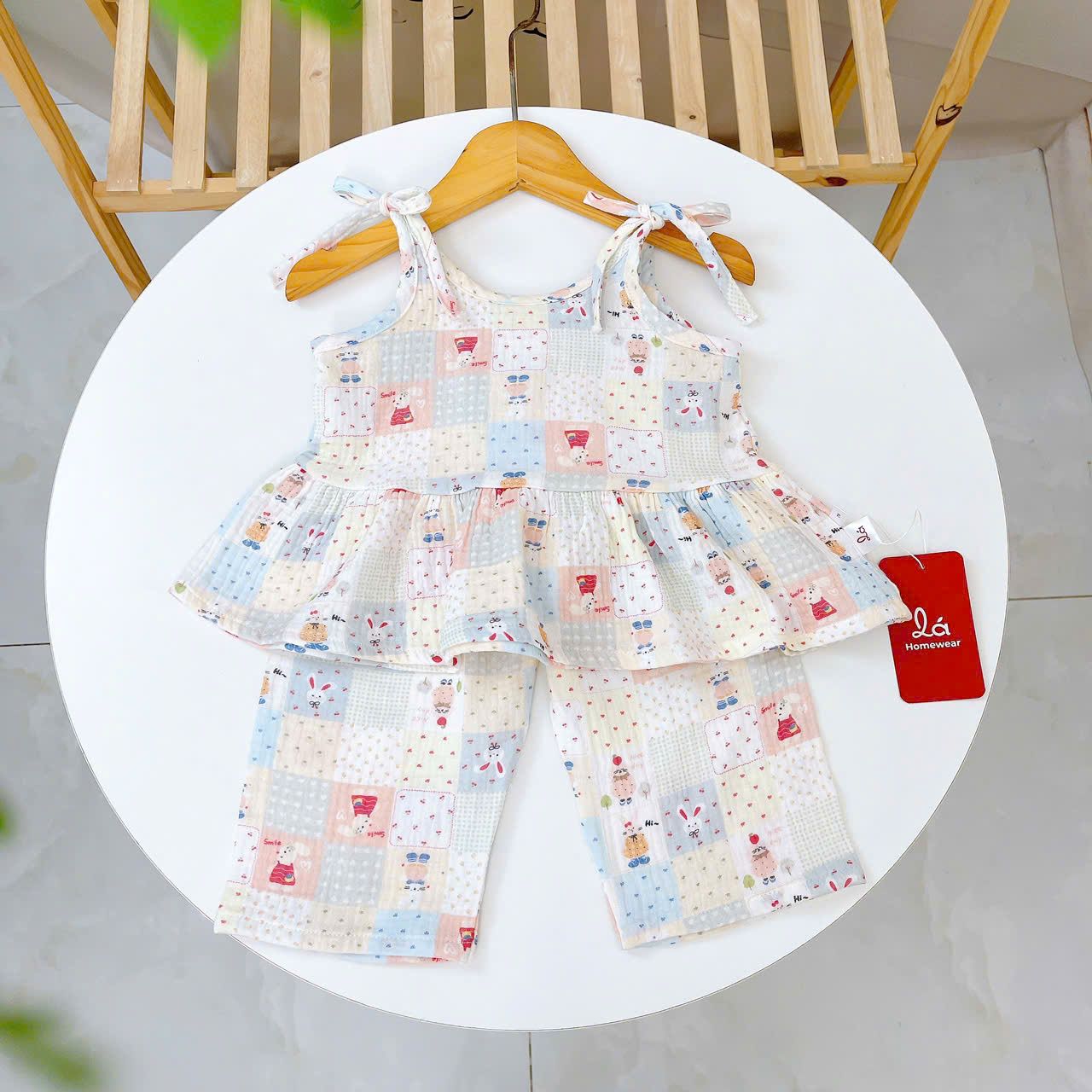  Bộ hai dây bé gái quần lửng xô muslin Lá Homewear A279, bộ đồ hè bé gái mát nhẹ dễ thương áo dây xòe quần suông 
