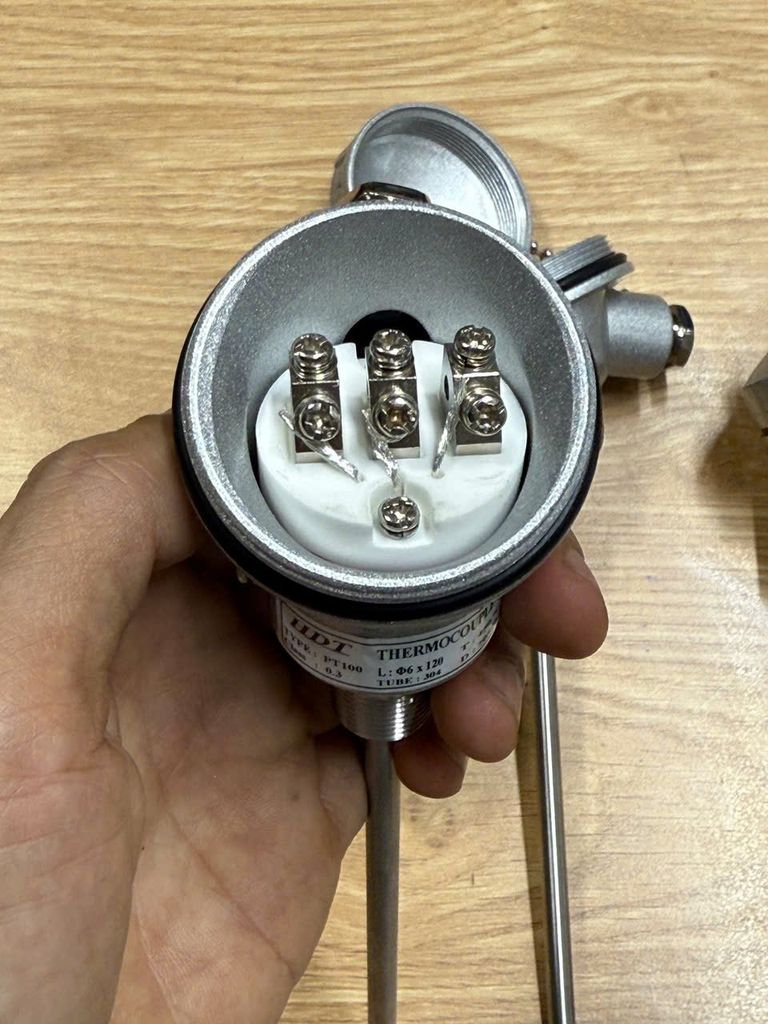 Cảm biến nhiệt độ PT100