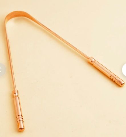  Cạo  lưỡi bằng đồng giúp thải độc , vệ sinh 