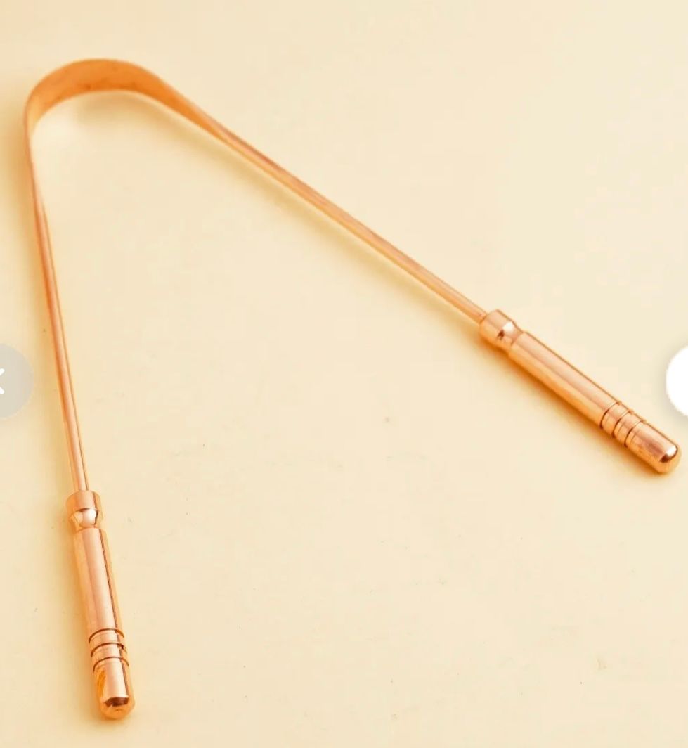  Cạo  lưỡi bằng đồng giúp thải độc , vệ sinh 