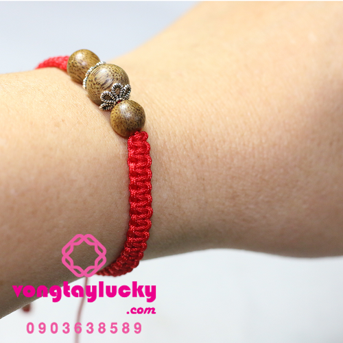 Vòng tay trầm hương dây chỉ đỏ may mắn