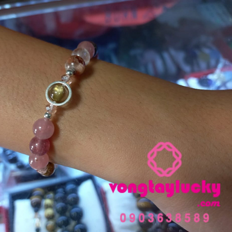 Chuỗi mân côi đá thạch anh thiên nhiên 8li điểm TA tóc vàng và charm bạc Thái độc đáo