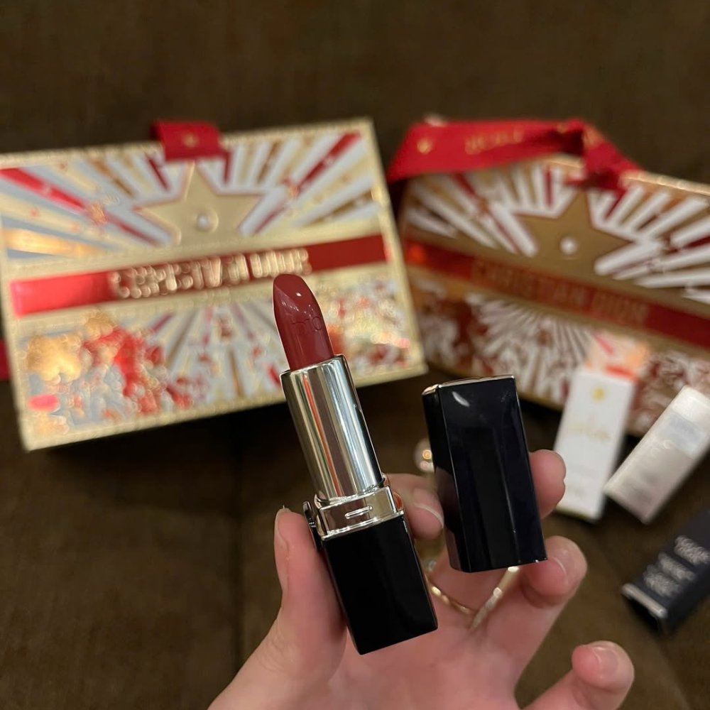  Giftset 4 Món Dior Lucky New Year Limited 2026 (1 Son Mini #720 Icone Satin + 1 Nước Hoa Mini J’adore EDP 5ml + 1 Tinh Chất Mini 5ml + 1 Túi Giấy) 