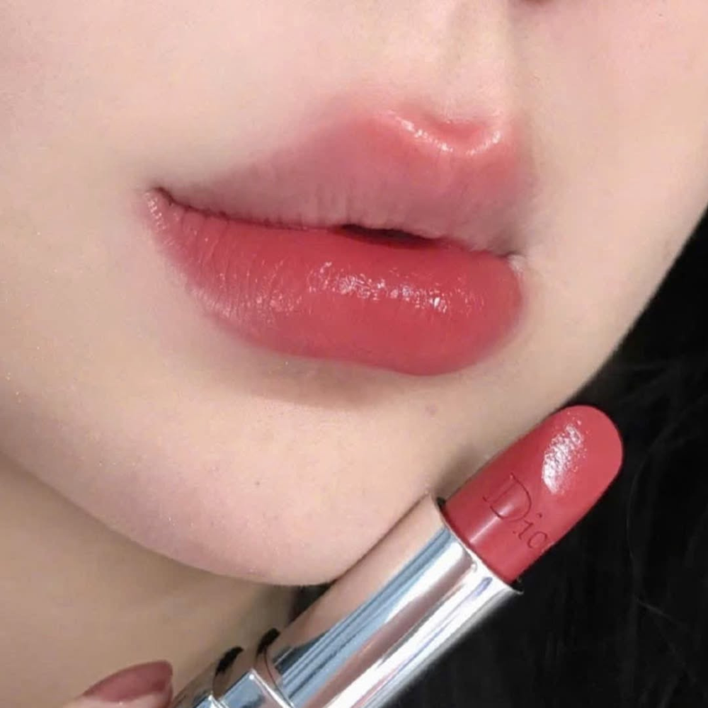  Giftset 4 Món Dior Lucky New Year Limited 2026 (1 Son Mini #720 Icone Satin + 1 Nước Hoa Mini J’adore EDP 5ml + 1 Tinh Chất Mini 5ml + 1 Túi Giấy) 