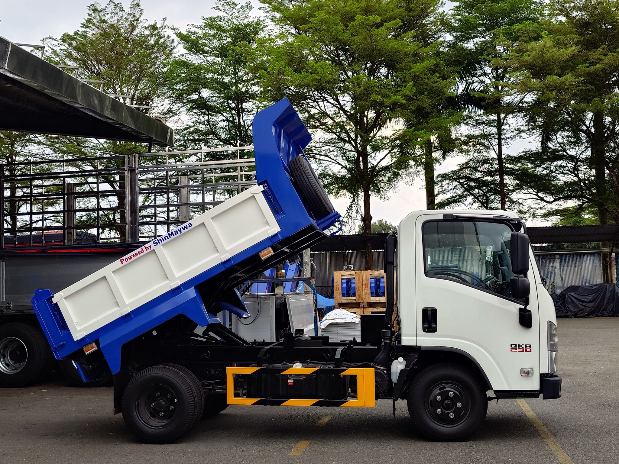 Xe ben ISUZU QLR ShinMaywa 2 tấn