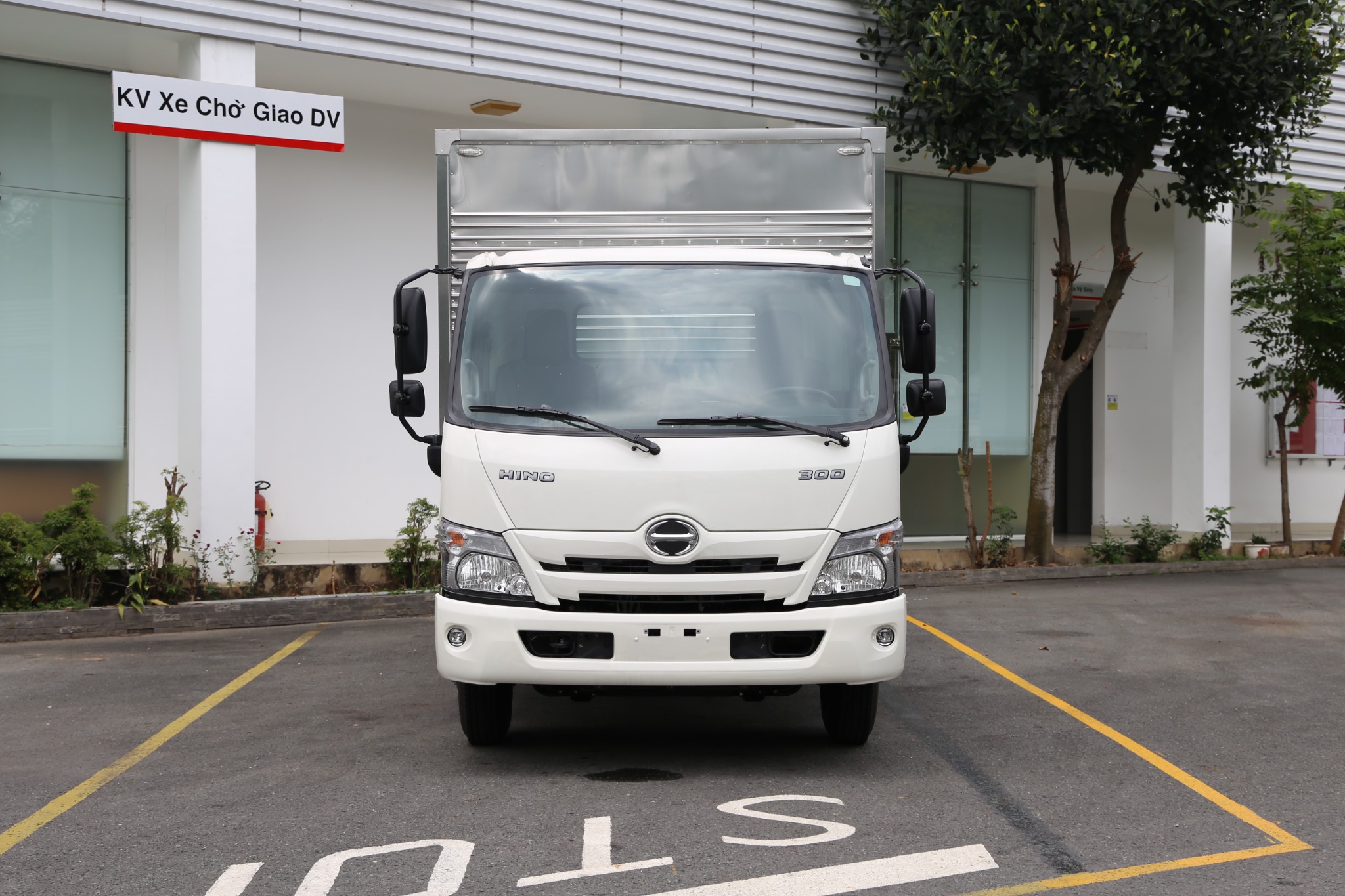 HINO XZU 720 EURO 5- Xe thùng kín 3 tấn 5