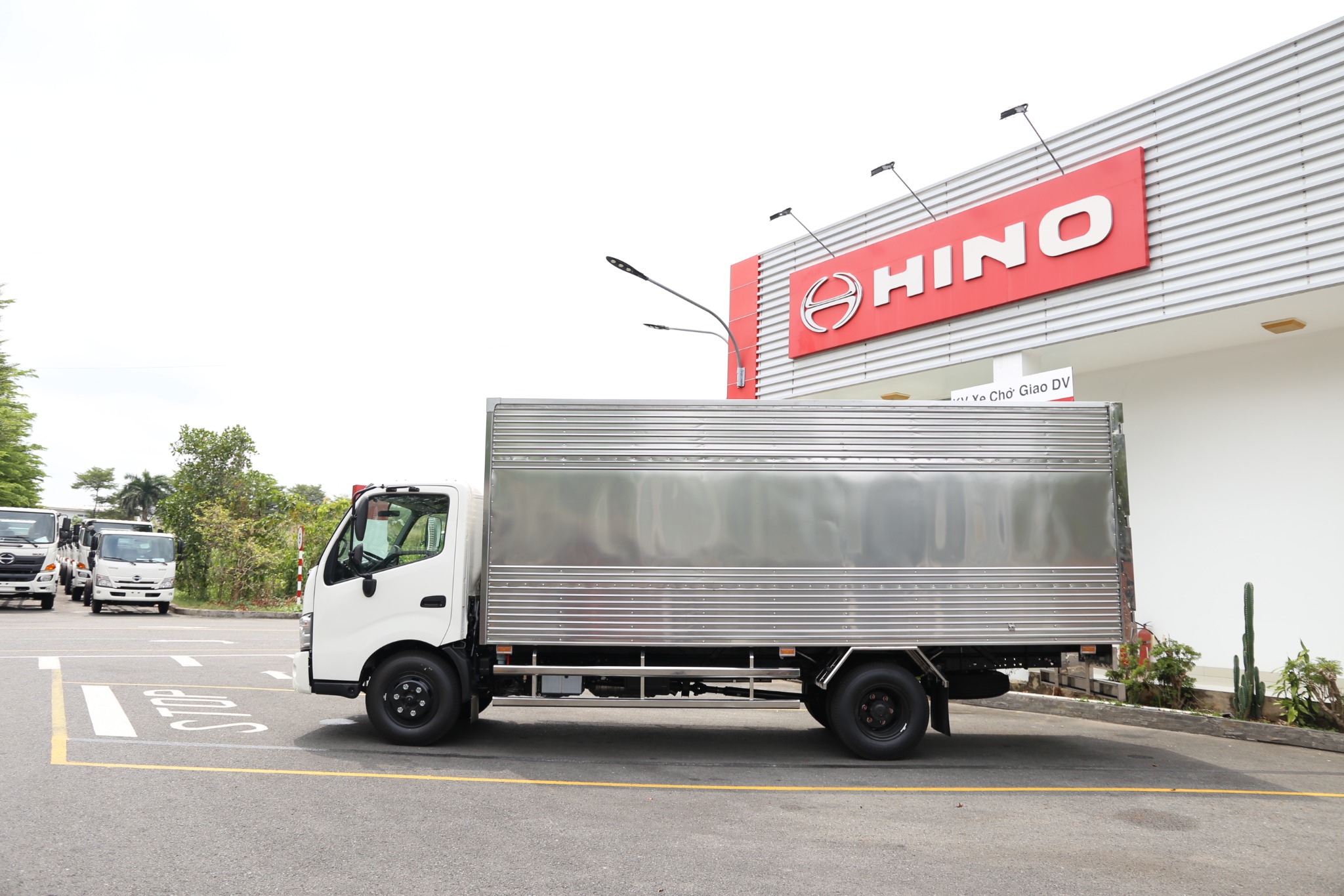 HINO XZU 720 EURO 5- Xe thùng kín 3 tấn 5