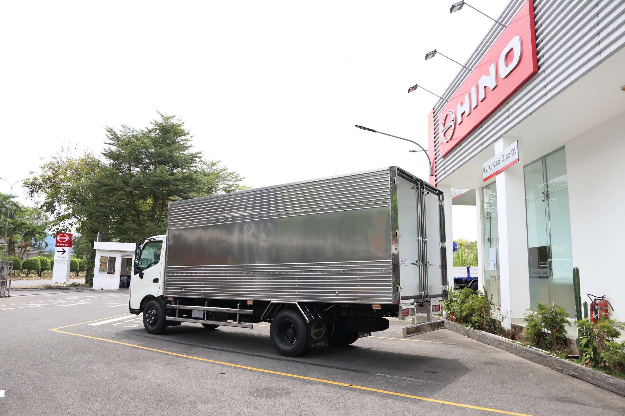 HINO XZU 720 EURO 5- Xe thùng kín 3 tấn 5