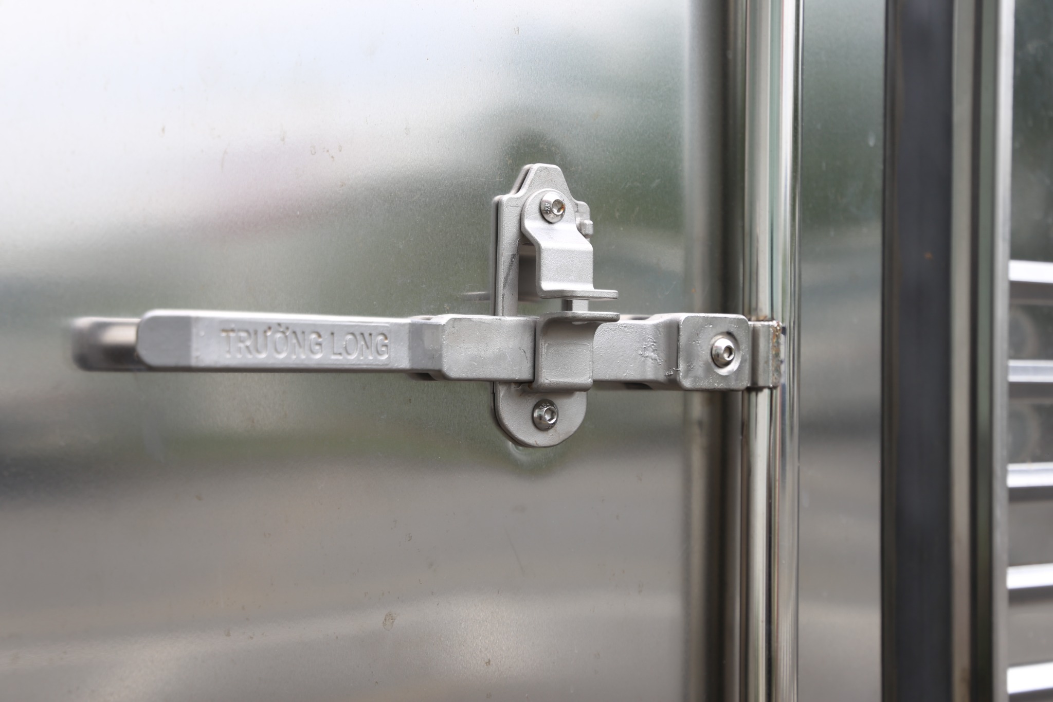 HINO XZU 720 EURO 5- Xe thùng kín 3 tấn 5