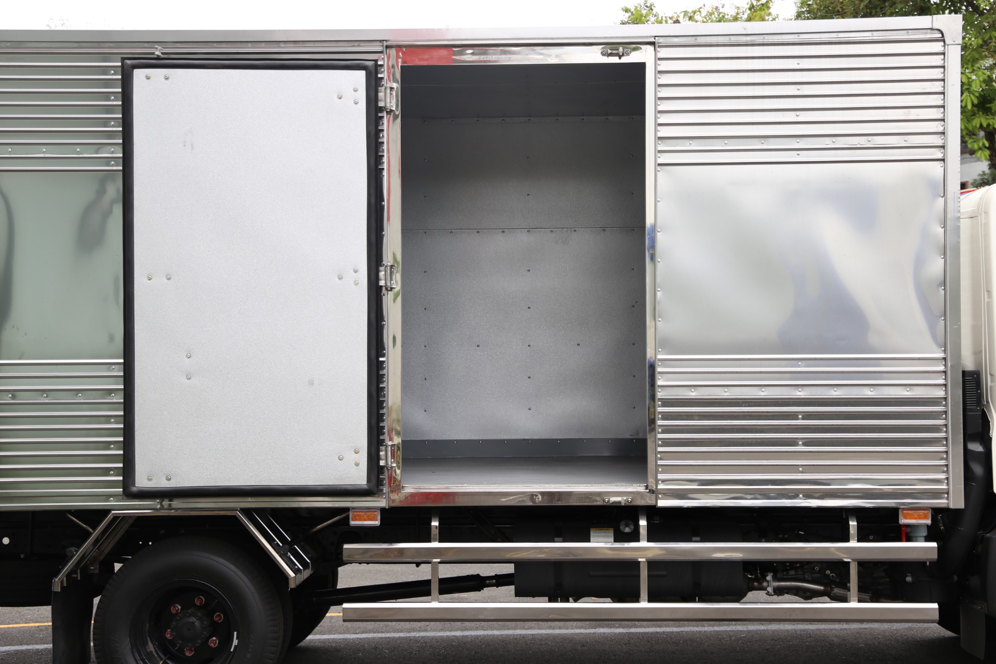 HINO XZU 720 EURO 5- Xe thùng kín 3 tấn 5