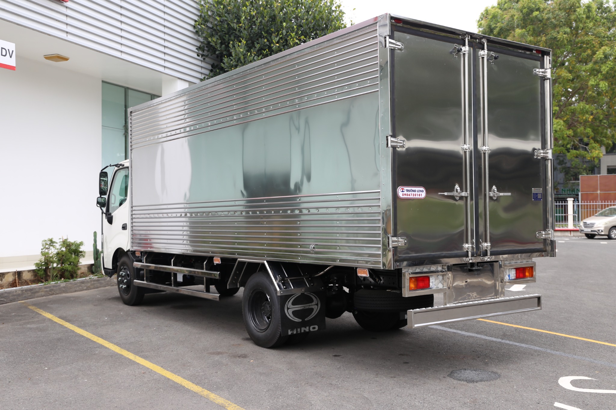 HINO XZU 720 EURO 5- Xe thùng kín 3 tấn 5