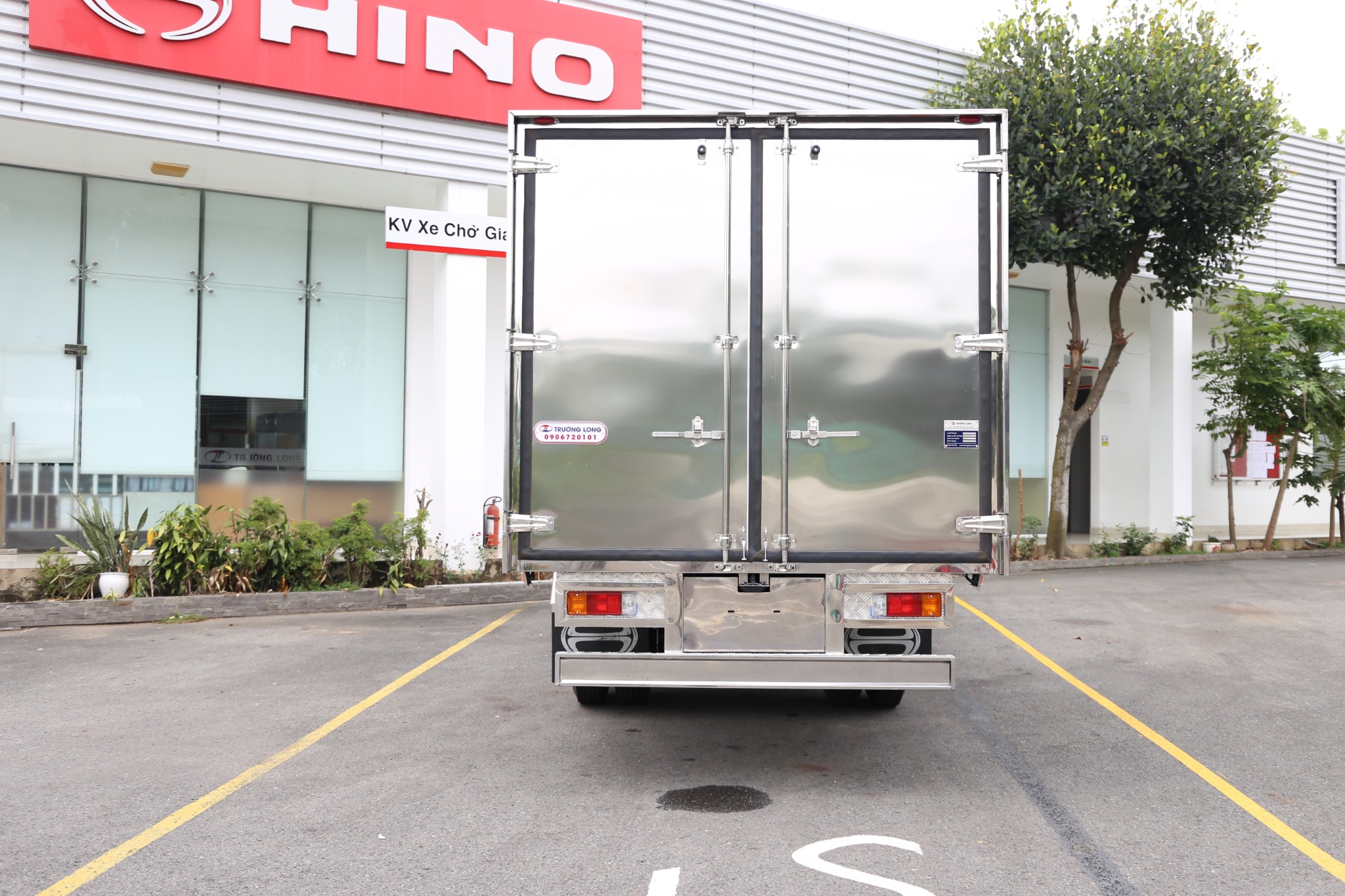 HINO XZU 720 EURO 5- Xe thùng kín 3 tấn 5