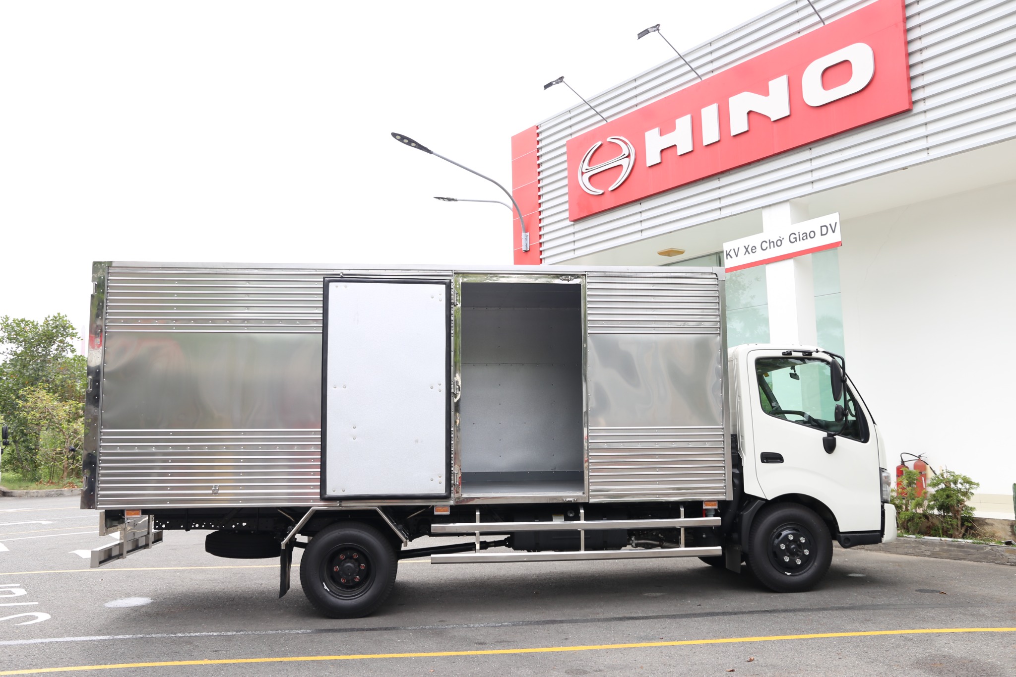HINO XZU 720 EURO 5- Xe thùng kín 3 tấn 5