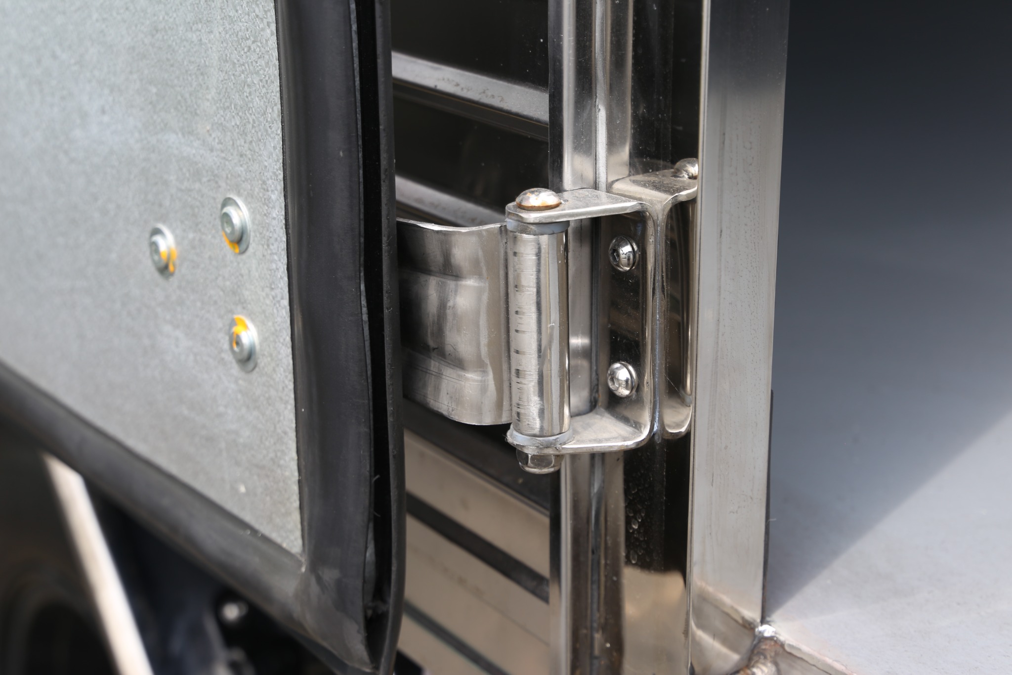 HINO XZU 720 EURO 5- Xe thùng kín 3 tấn 5