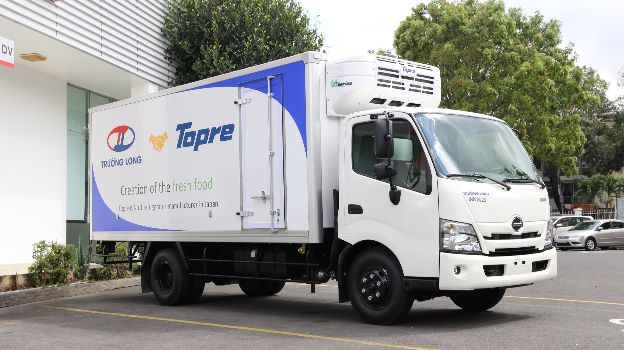 Xe đông lạnh HINO XZU720L thùng Topre tải trọng 3 tấn 4