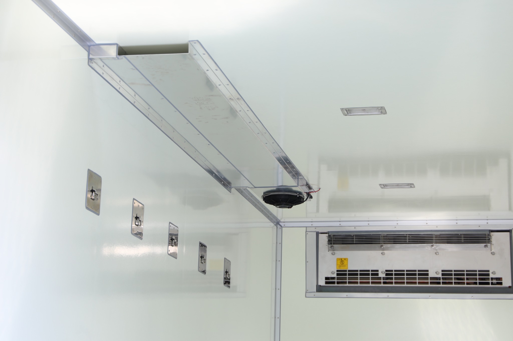 Xe đông lạnh HINO XZU720L thùng Topre tải trọng 3 tấn 4