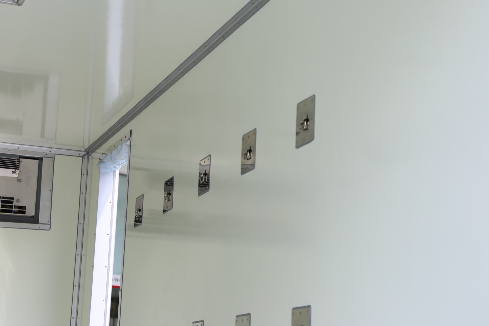 Xe đông lạnh HINO XZU720L thùng Topre tải trọng 3 tấn 4