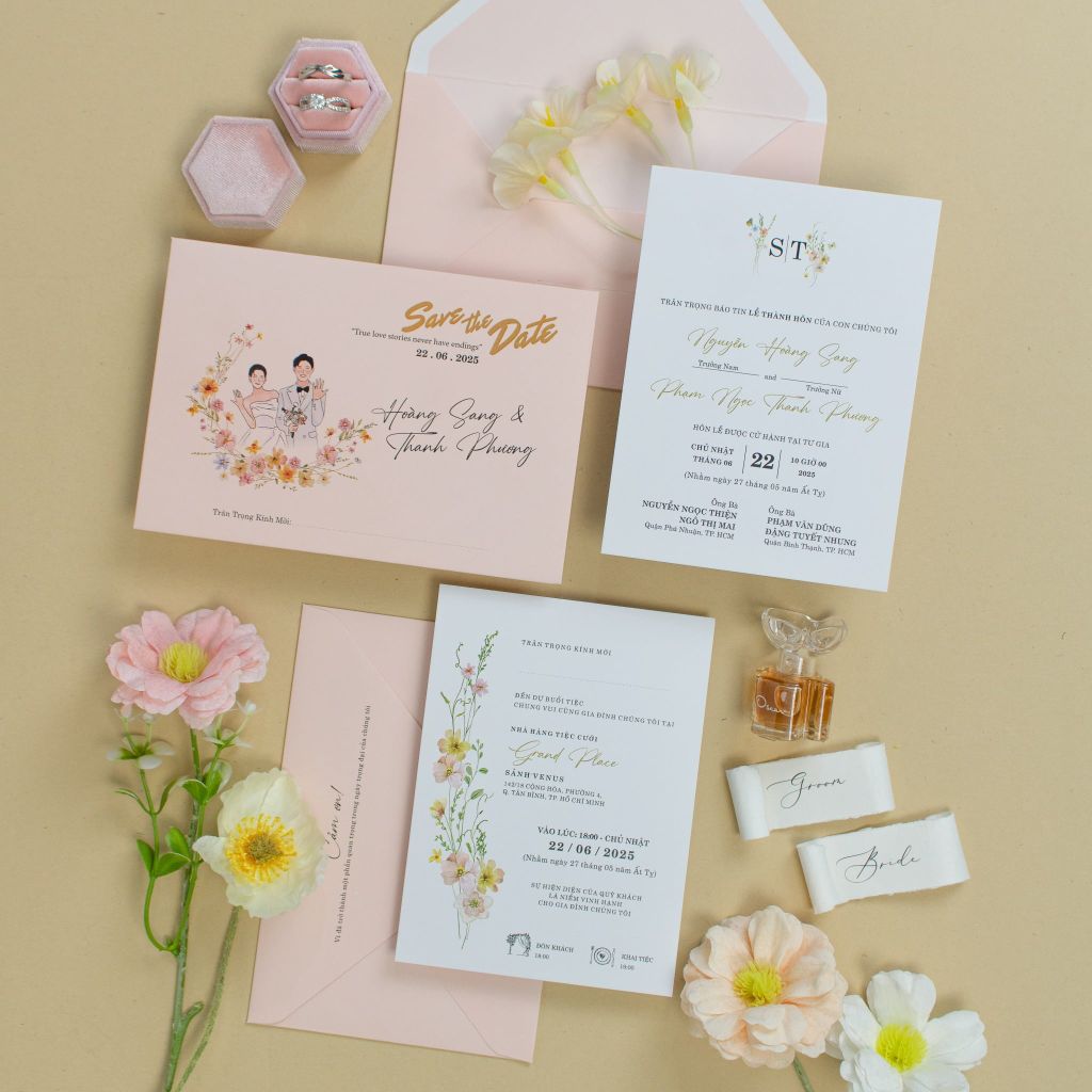 Thiệp cưới hồng pastel họa tiết hoa dại và chibi cặp đôi dễ thương mã BN-A007