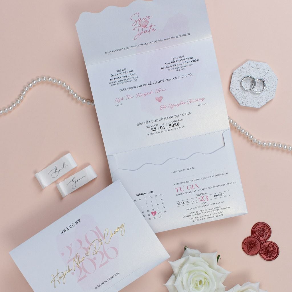Thiệp Cưới 3 In 1 Trắng Hồng Pastel Chữ Vàng Gold – Đẹp 2026