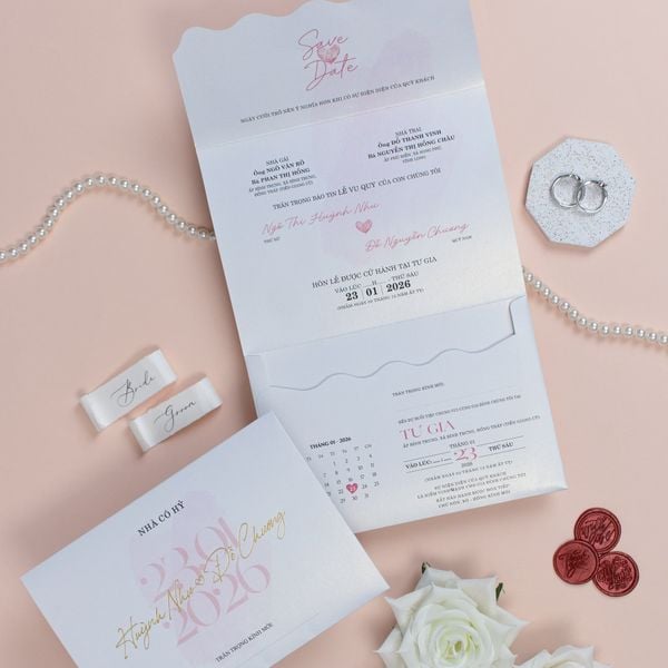 Thiệp Cưới 3 In 1 Trắng Hồng Pastel Chữ Vàng Gold – Đẹp 2026