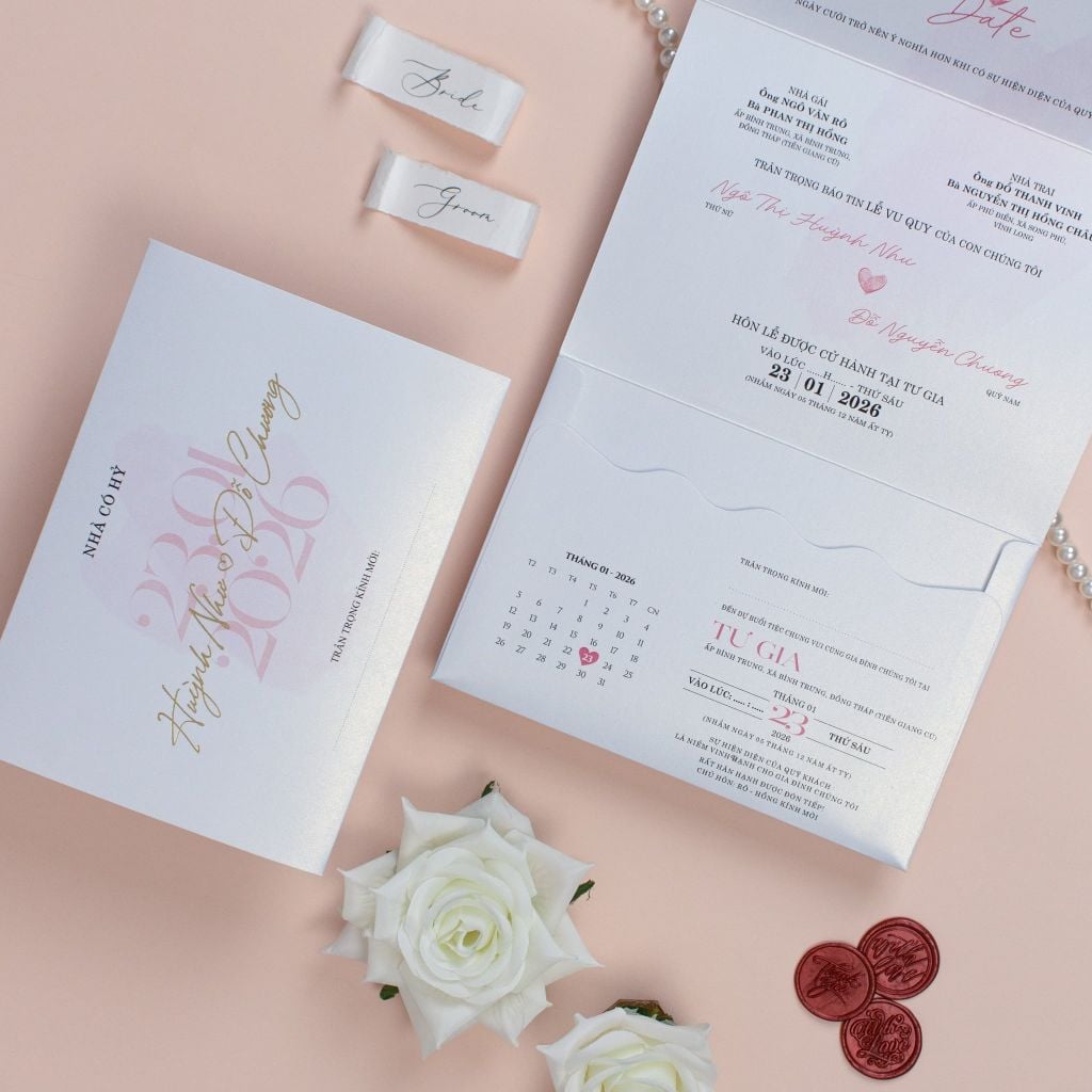 Thiệp Cưới 3 In 1 Trắng Hồng Pastel Chữ Vàng Gold – Đẹp 2026
