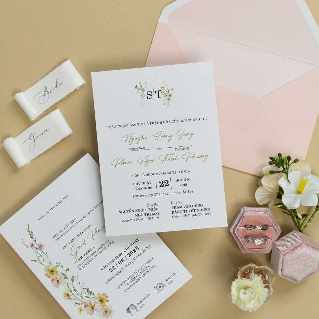 Thiệp cưới hồng pastel họa tiết hoa dại và chibi cặp đôi dễ thương mã BN-A007