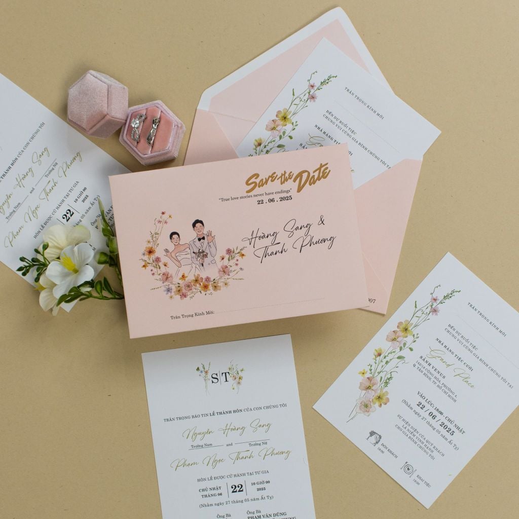 Thiệp cưới hồng pastel họa tiết hoa dại và chibi cặp đôi dễ thương mã BN-A007
