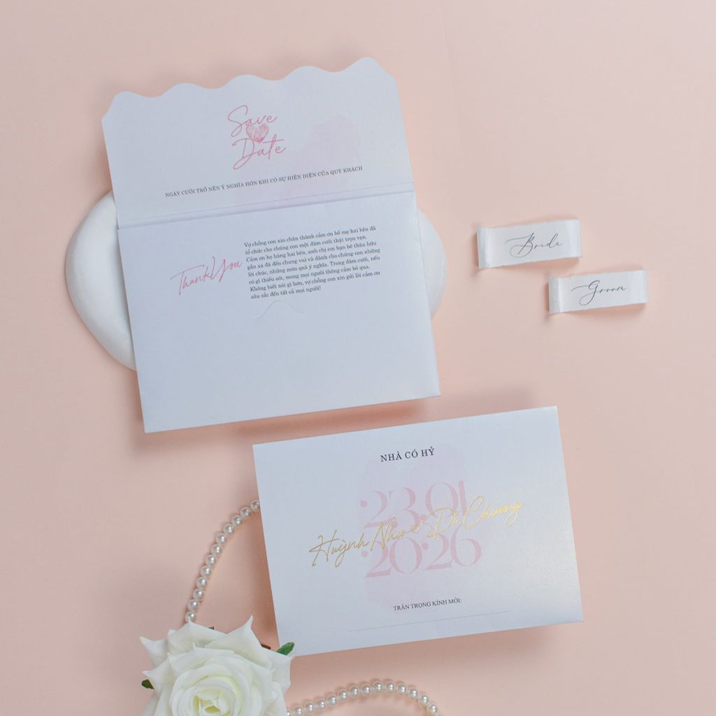 Thiệp Cưới 3 In 1 Trắng Hồng Pastel Chữ Vàng Gold – Đẹp 2026